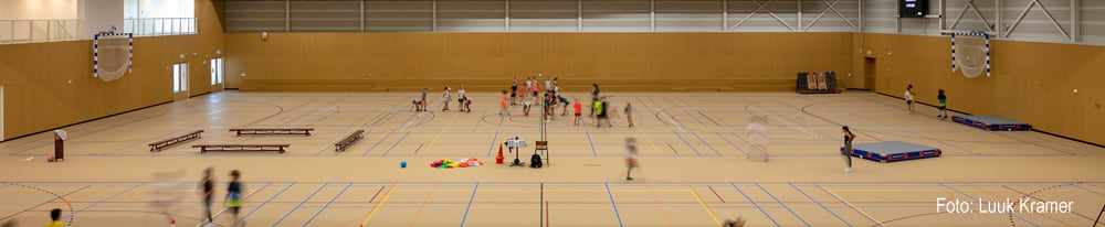 Sporthal met geperforeerde binnendoosconstructie
