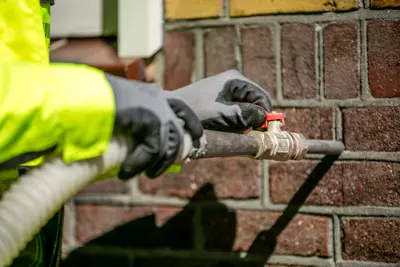 Man die inblaaswol in spouw aanbrengt