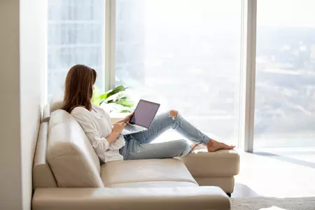 Vrouw relaxt op bank