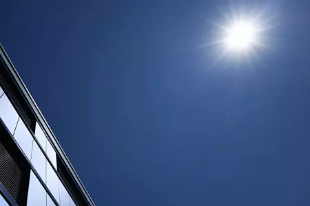 Zon die op zonnepanelen schijnt