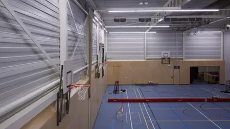 Binnenzijde sporthal met geperforeerde binnendozen