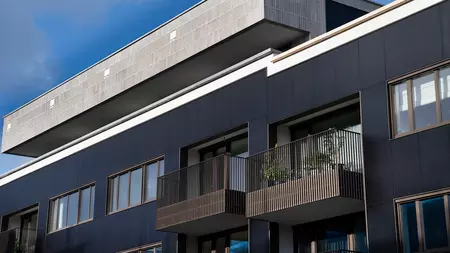 Woongebouw met zonnepanelen