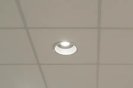 Systeemplafond met armaturen