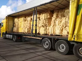 Vrachtwagen met balen glaswolresten