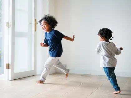 Spelende kinderen in huis