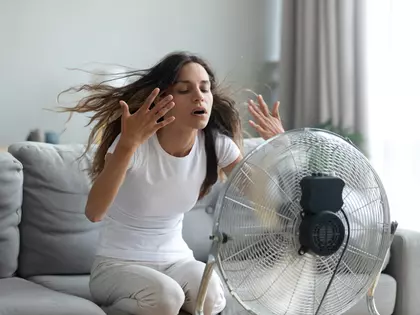 Vrouw voor ventilator