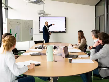 Bouwteam aan tafel