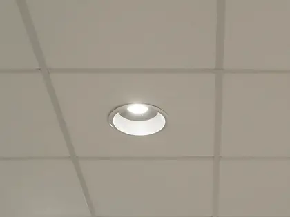 Systeemplafond met armaturen