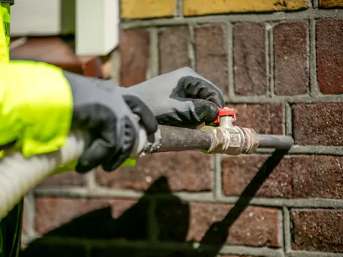 Inblazen spouwmuur met glaswolvlokken