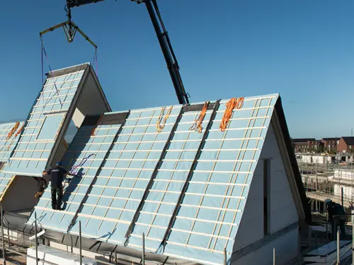 Prefab dak wordt op woning gehesen