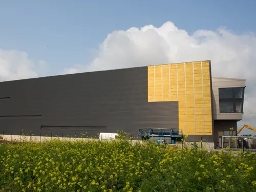 Metalen hal met binnendozen