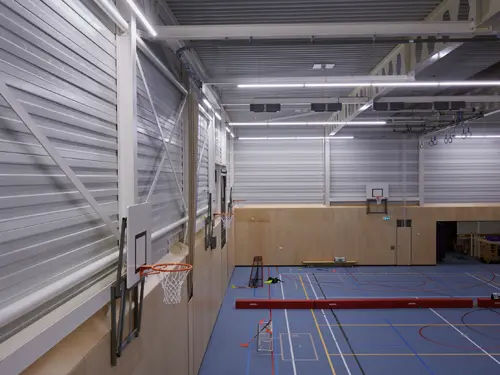 Binnenzijde sporthal met CLADIWALL geperforeerde elementen
